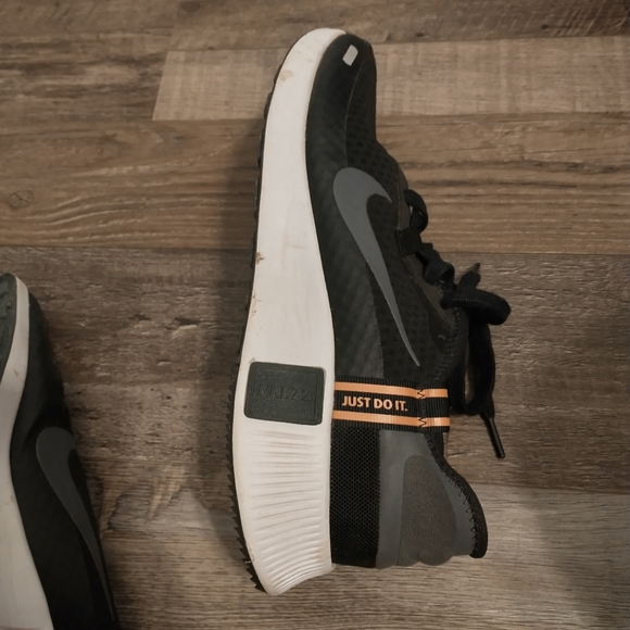 Women's Gently Used Nike Tennis Shoes Size 9.5 - Picture 3 of 10